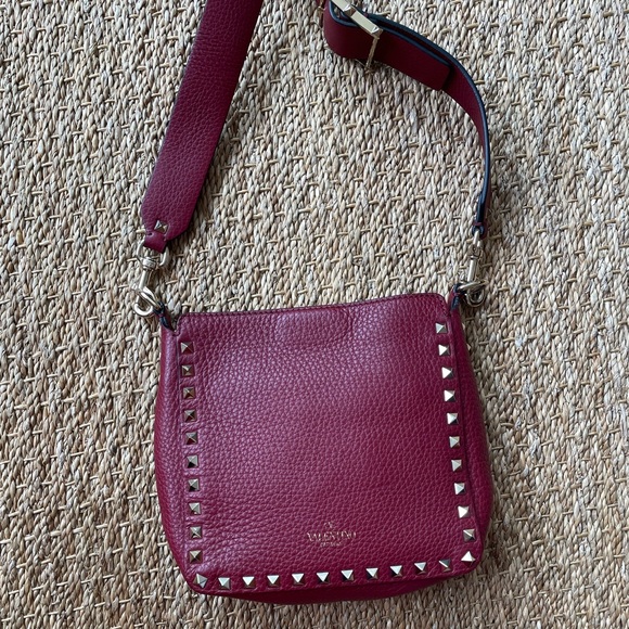 VALENTINO. Valentino Garavani Rockstud Small leather shoulder bag. Rosso. - Picture 10 of 16